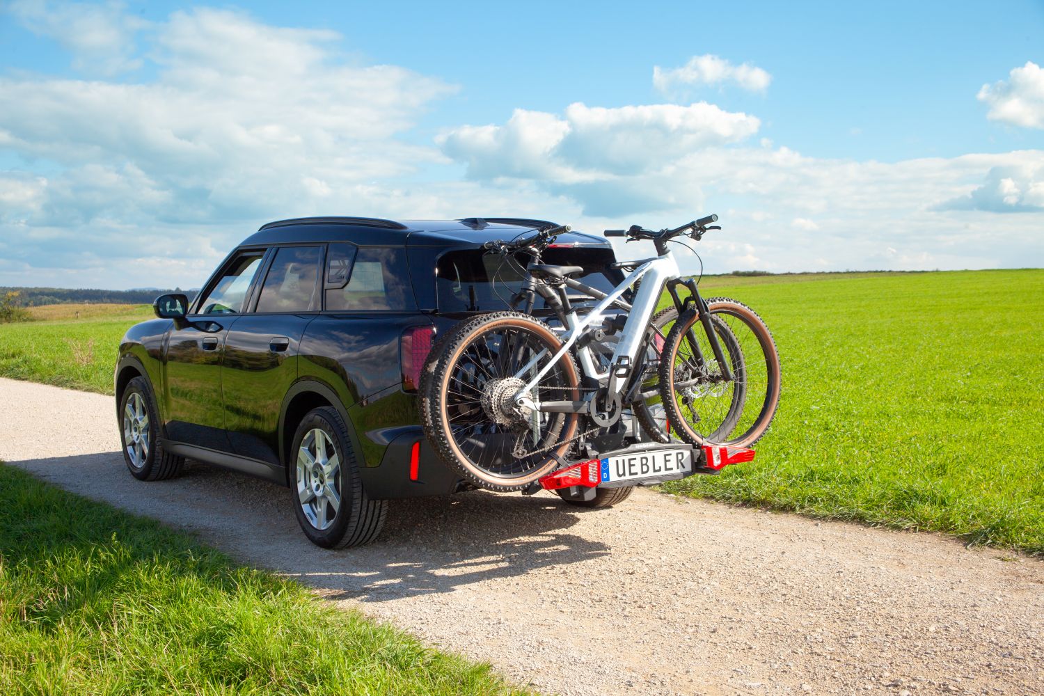 uebler-fahrradtraeger-mercedes-benz-van-mit-fahrraedern