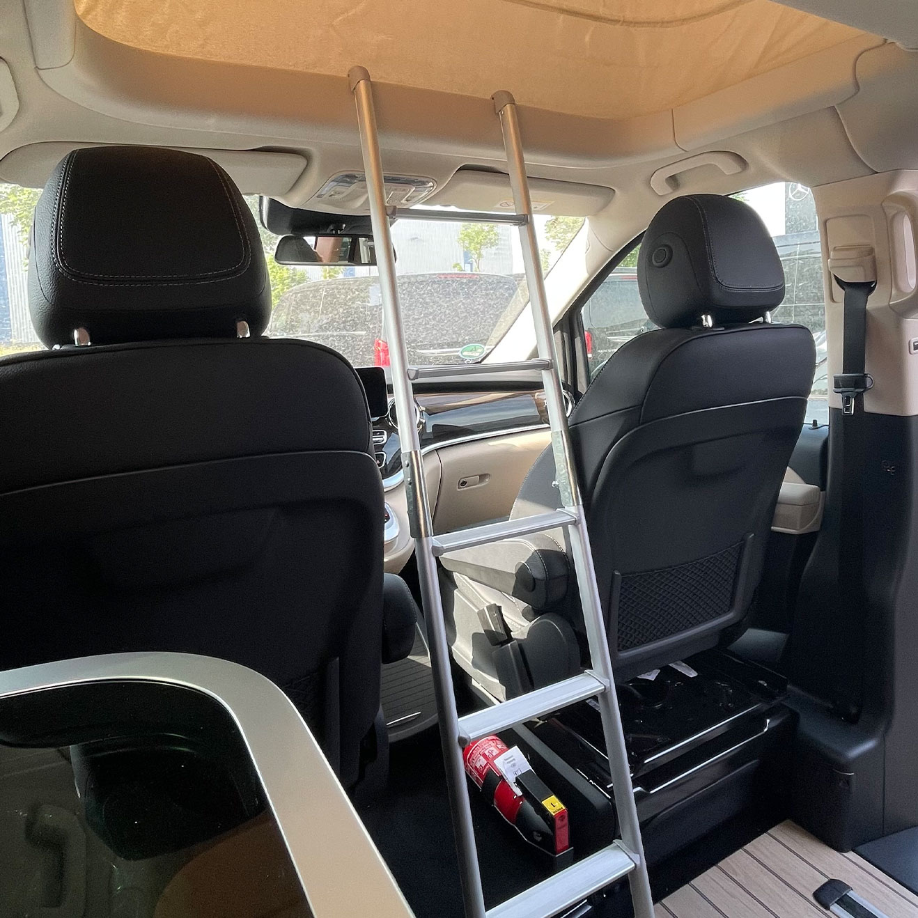 Maxxcamp Aufstiegsleiter am Außenbereich eines Mercedes Marco‑Polo W447