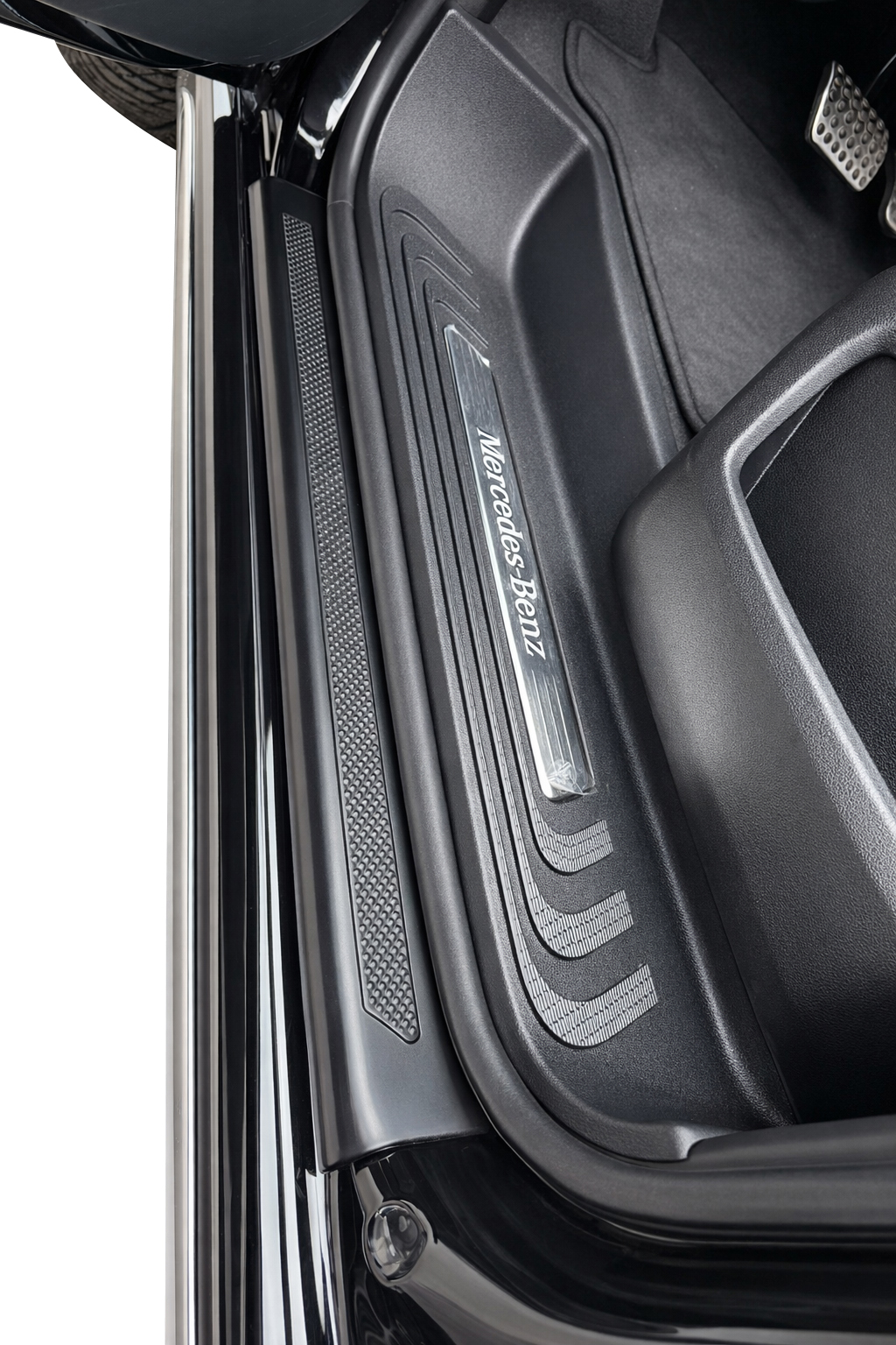 Vertikale Nahaufnahme der montierten PUR‑Einstiegsleiste im Türbereich eines Mercedes‑Benz Viano/Vito/V‑Klasse (W639/W447)