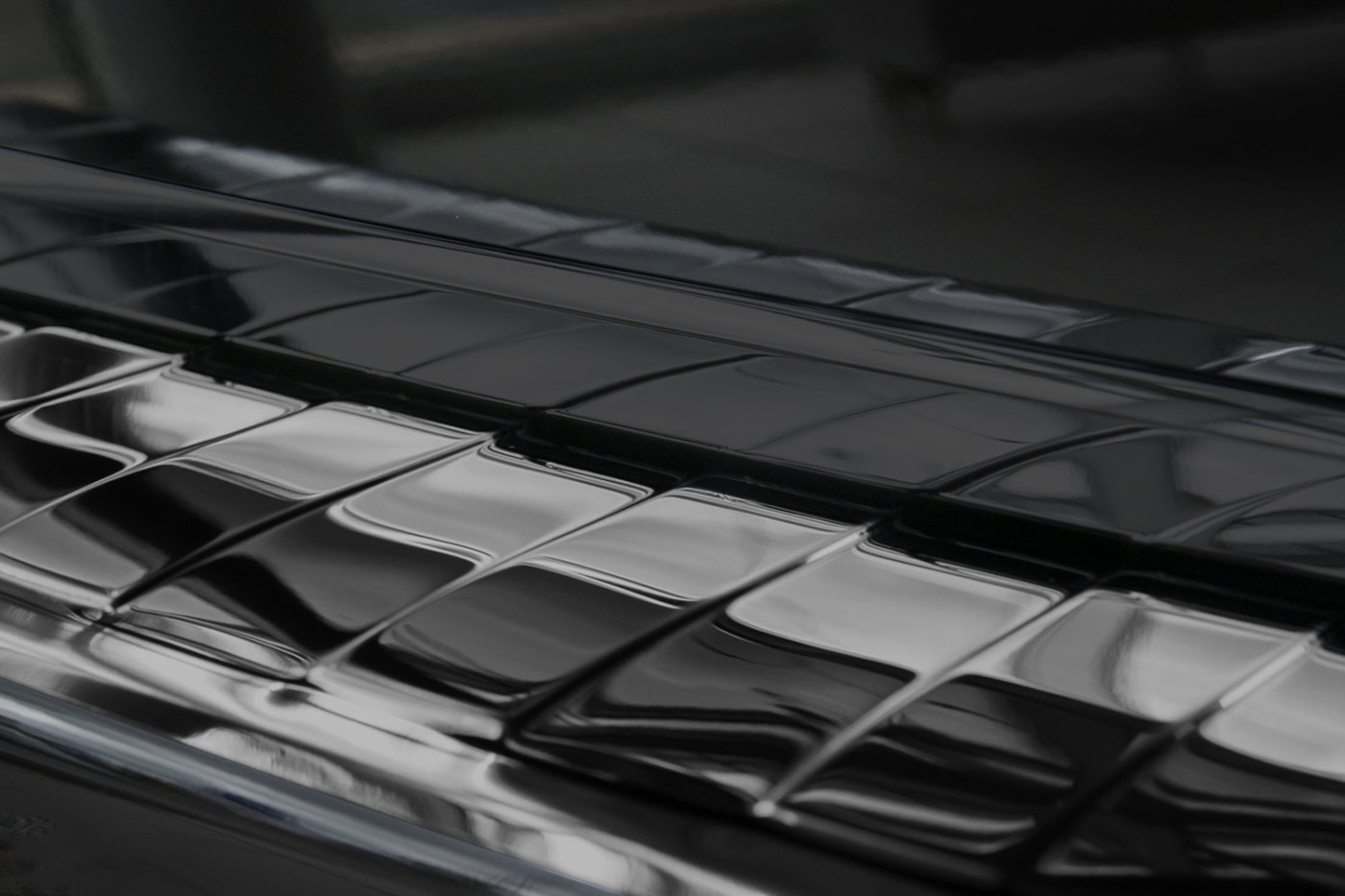 Detailansicht der schwarz hochglanz Oberfläche des Weyer Edelstahl Ladekantenschutzes am Mercedes‑Benz GLC (X253, 2015–07/2022)