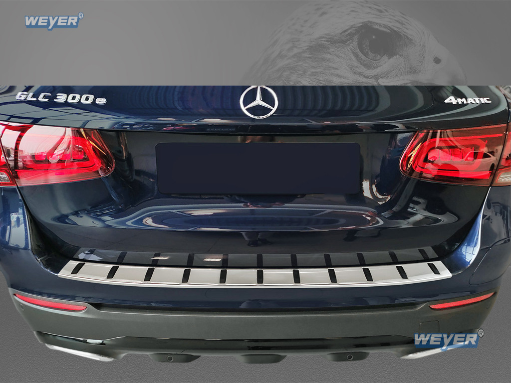 Rückansicht des Mercedes‑Benz GLC X253 mit montiertem Weyer MAX‑PROTECT Edelstahl Ladekantenschutz