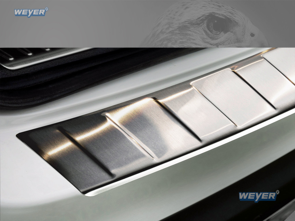 Gros plan sur la surface en acier inoxydable finement brossé de la protection de seuil Weyer pour Mercedes‑Benz GLC (X253, 2015–07/2022)