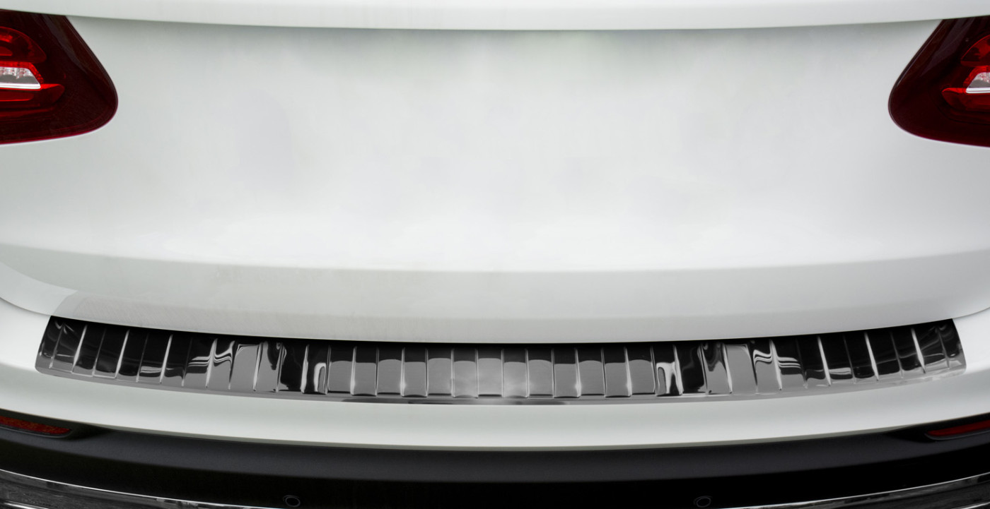 Heckansicht gerade mit montiertem Weyer Edelstahl Ladekantenschutz schwarz hochglanz am Mercedes‑Benz GLC (X253, 2015–07/2022)