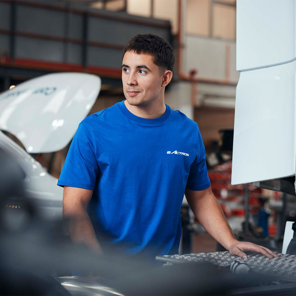 Mercedes‑Benz Trucks eActros Unisex T‑Shirt blau getragen, eActros‑Logo auf der linken Brust