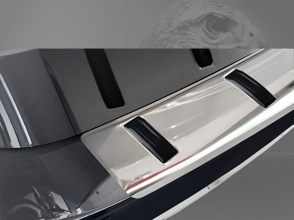 Nahaufnahme der erhöhten Kunststoff‑Schutzelemente des Weyer MAX‑PROTECT Edelstahl Ladekantenschutzes