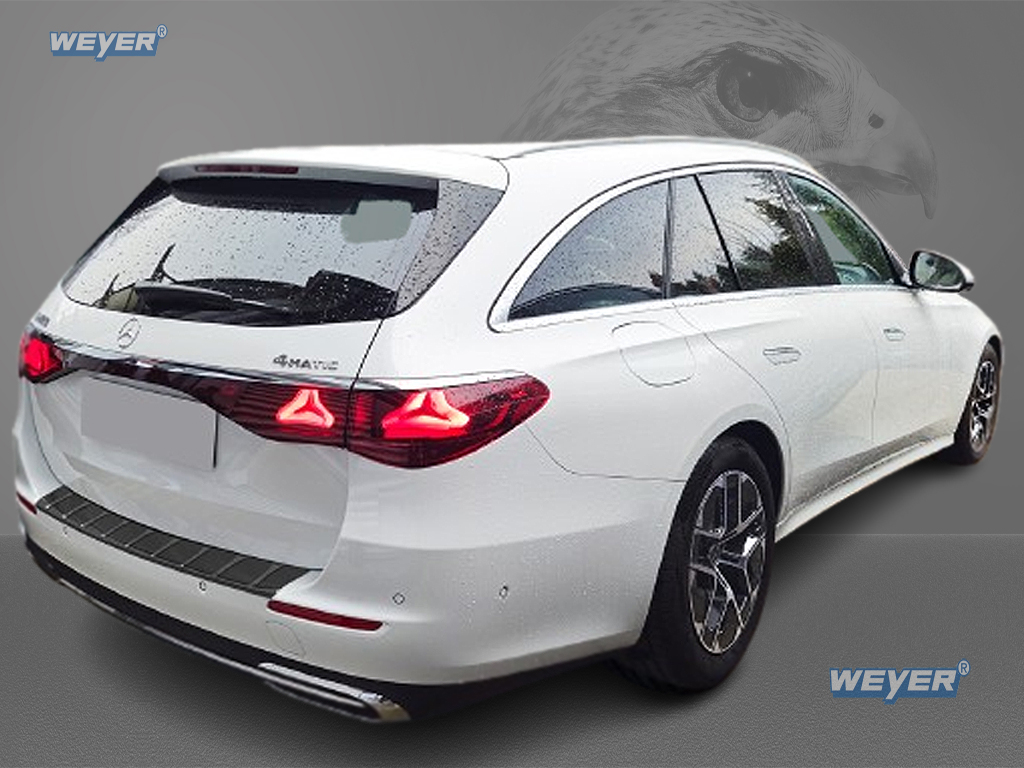 Vue arrière droite en diagonale du Mercedes‑Benz Classe E Break (W213, 2016–2023) avec protection de seuil de chargement Weyer graphite/black installée