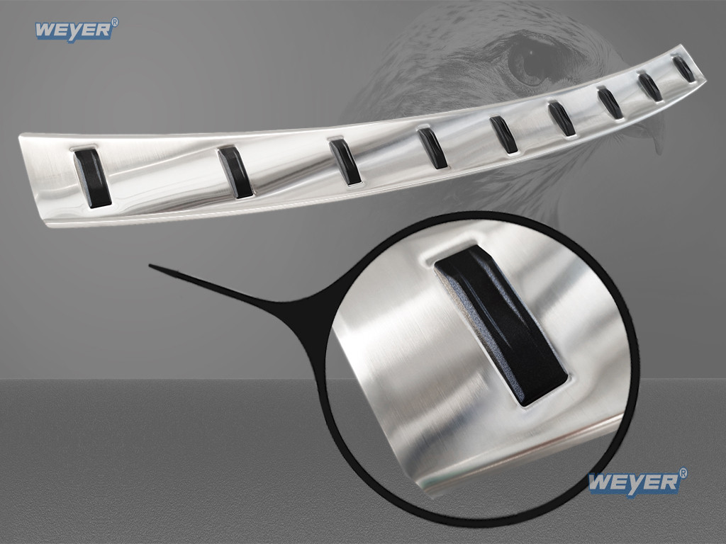Gesamtansicht des Weyer MAX‑PROTECT Edelstahl Ladekantenschutzes mit erhöhten Kunststoffelementen
