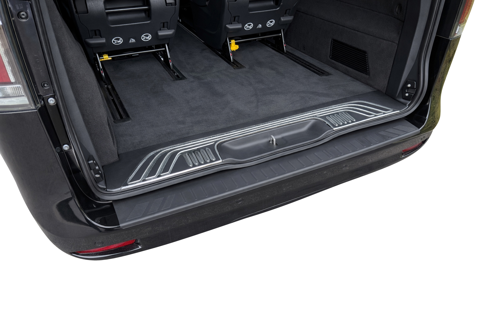 Untere Heckansicht des Mercedes‑Benz V‑Klasse/Vito (W447) mit montiertem Weyer PUR‑Ladekantenschutz