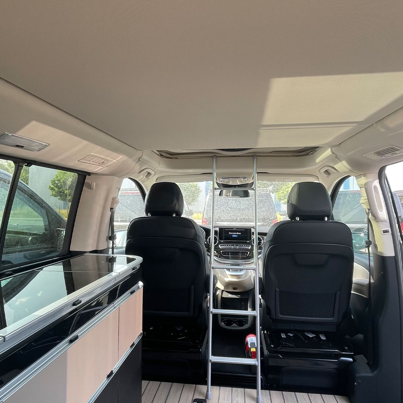 Maxxcamp Aufstiegsleiter im Wohnbereich des Mercedes Marco‑Polo W447