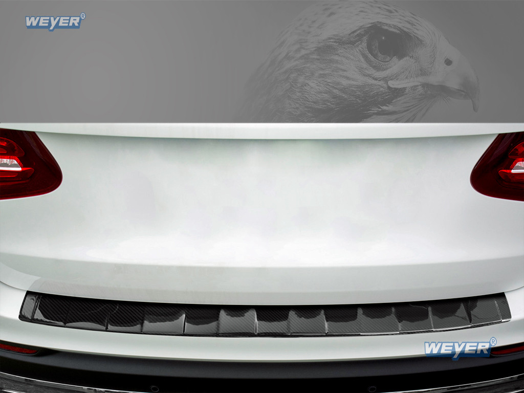 Vue arrière centrée du Mercedes‑Benz GLC (X253, 2015–07/2022) avec la protection de seuil Weyer en véritable carbone installée
