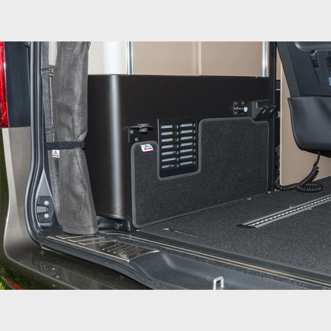 Brandrup Tapis de protection pour la penderie dans le coffre de la voiture Brandrup Tapis de protection pour la penderie dans le coffre de la voiture