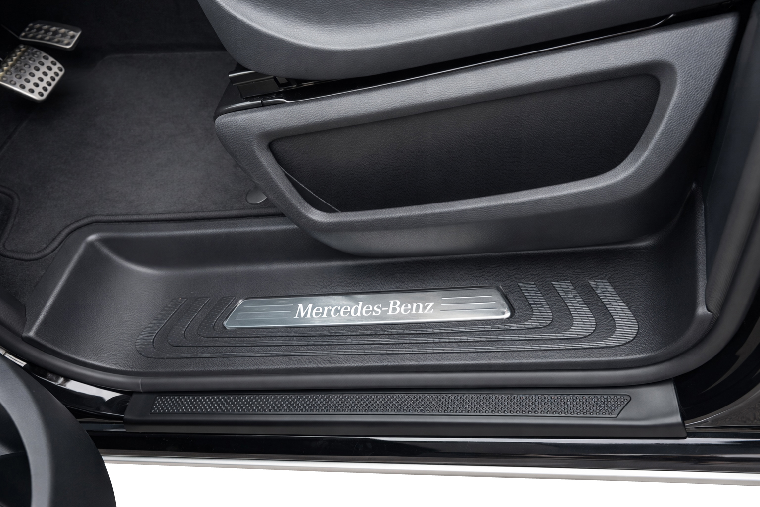 Detailansicht der Weyer PUR‑Einstiegsleiste im Einstiegsbereich des Mercedes‑Benz Viano/Vito/V‑Klasse