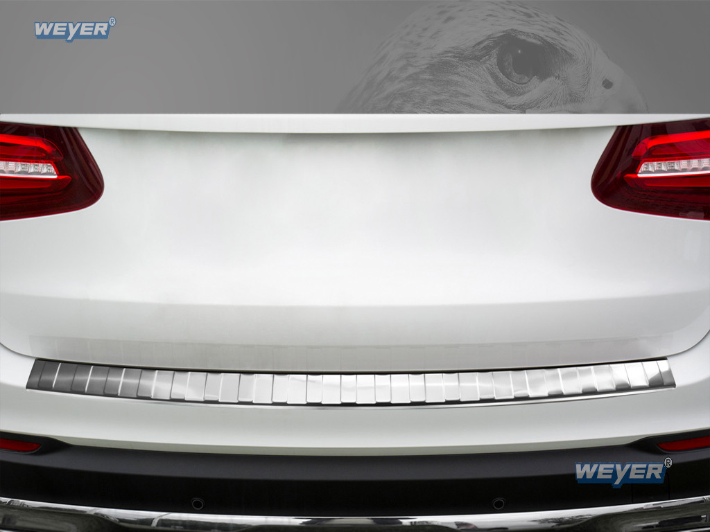 Vue arrière centrée du Mercedes‑Benz GLC (X253, 2015–07/2022) avec la protection de seuil Weyer en acier inoxydable finement brossé installée