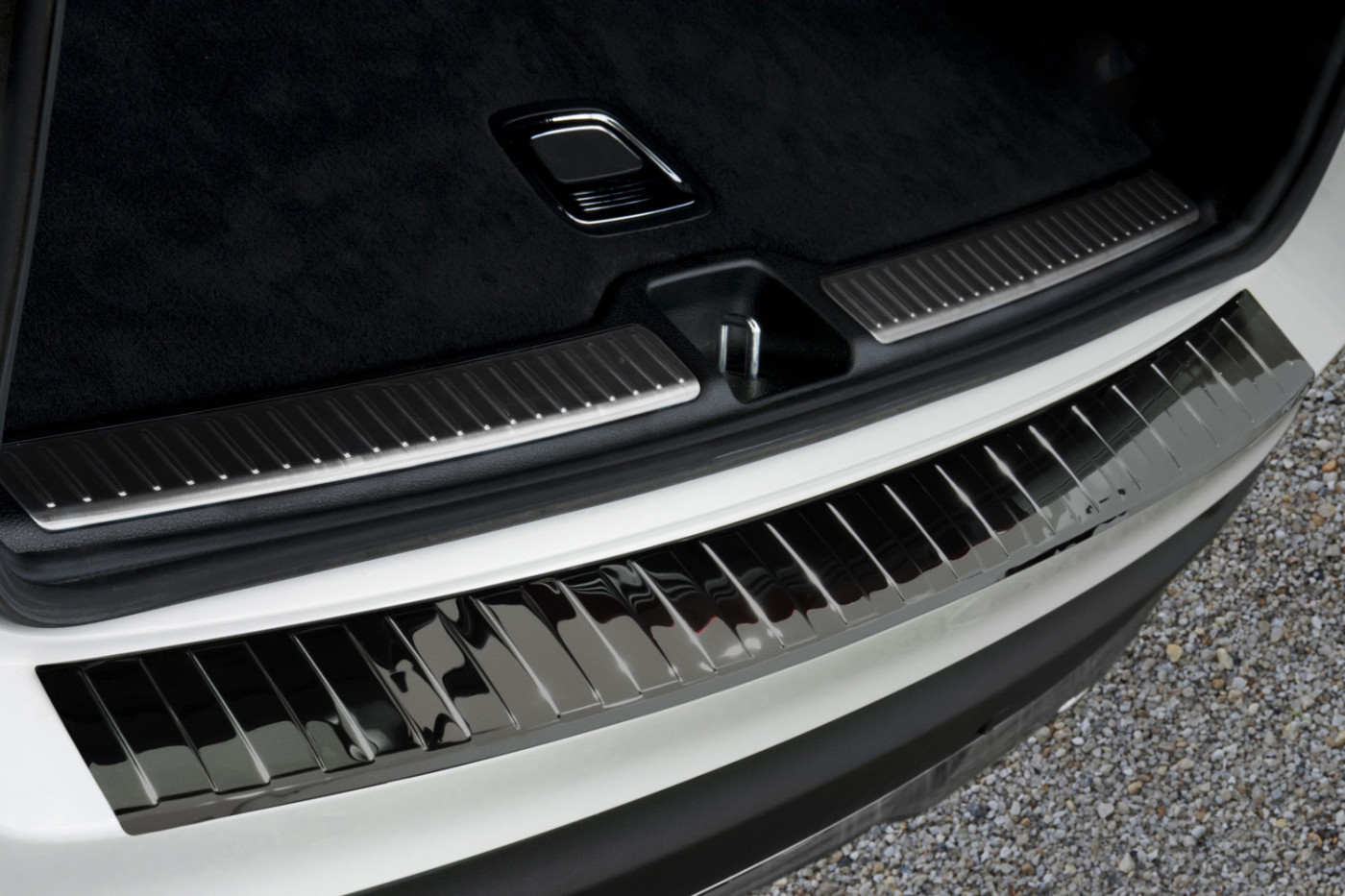 Obere Kofferraumkante mit montiertem Weyer Edelstahl Ladekantenschutz schwarz hochglanz am Mercedes‑Benz GLC (X253, 2015–07/2022)