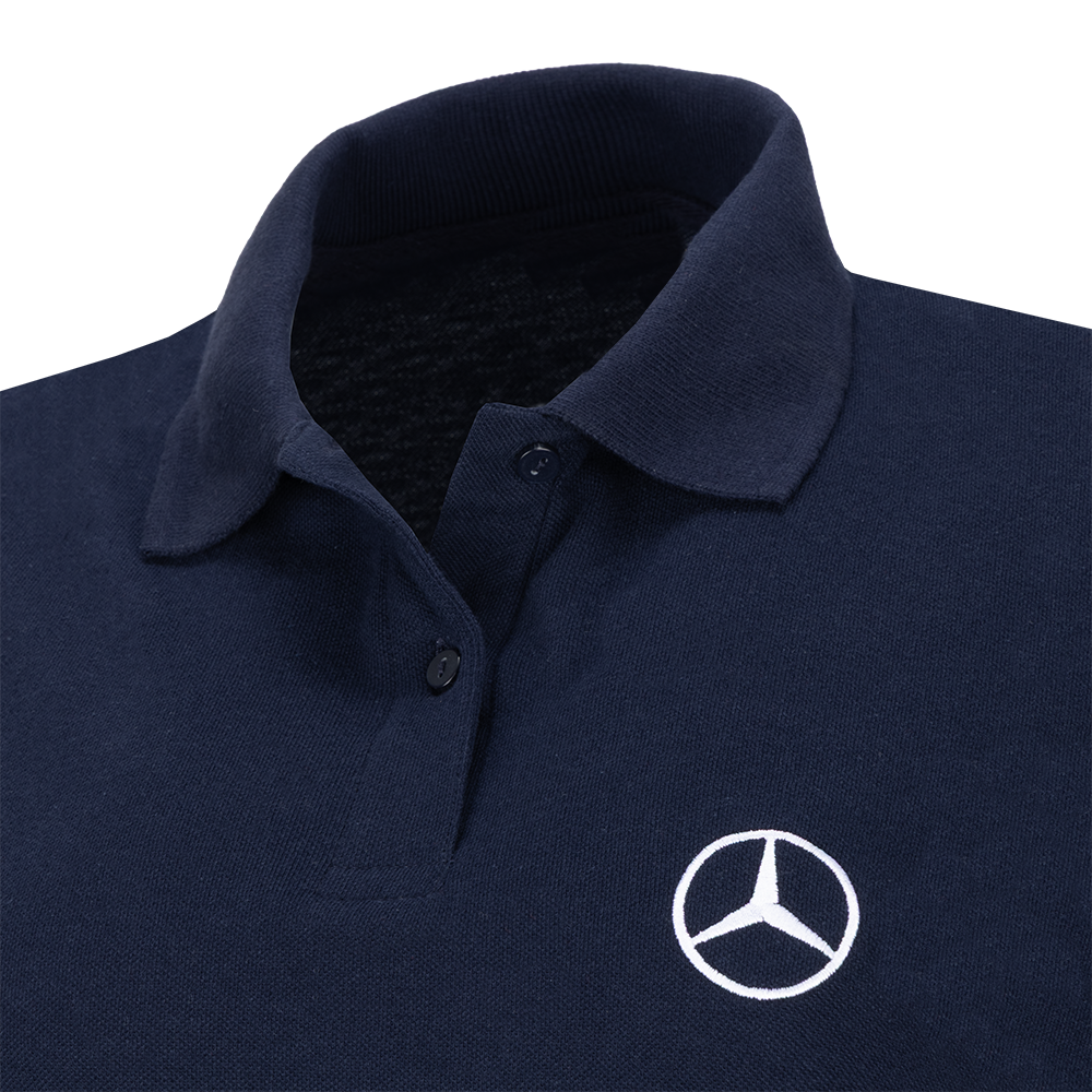 Détail col avec étoile Mercedes-Benz, polo femme bleu marine