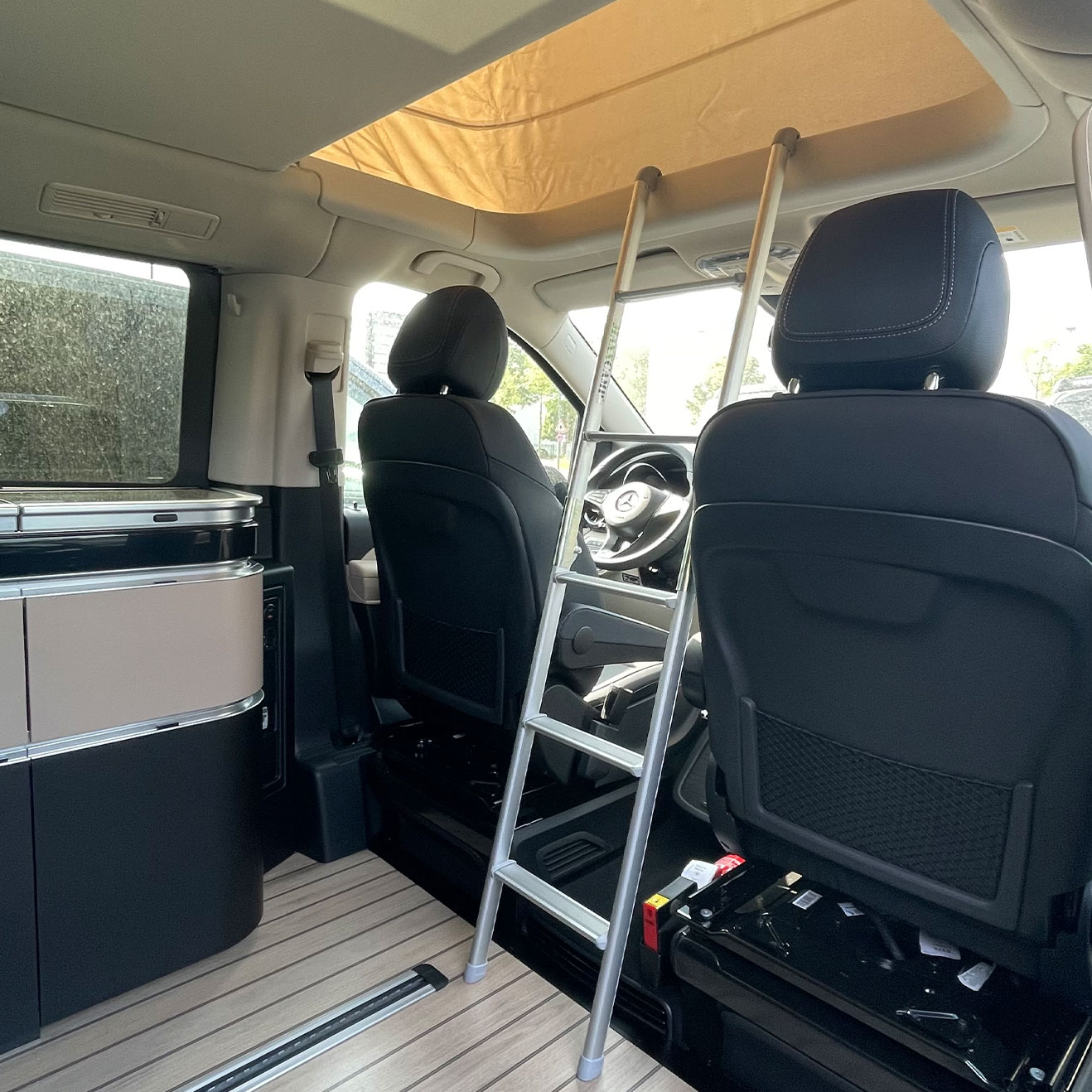 Maxxcamp Aufstiegsleiter im Innenraum, Zugang zum Dachbett des Marco‑Polo W447