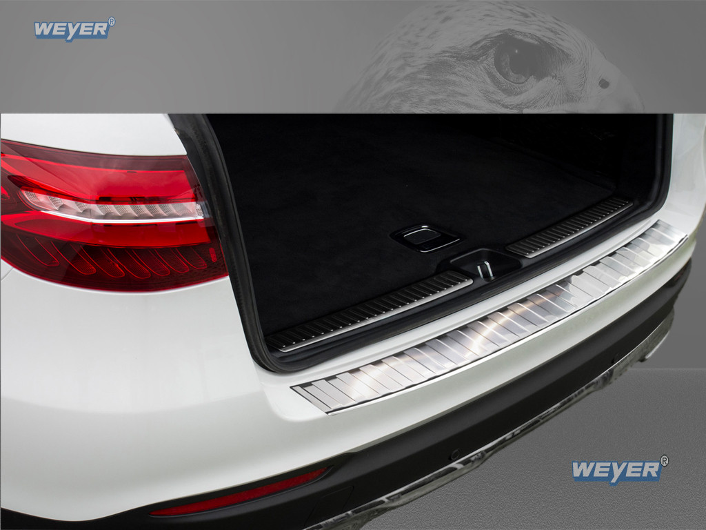 Vue arrière diagonale droite du Mercedes‑Benz GLC (X253, 2015–07/2022) avec la protection de seuil Weyer en acier inoxydable finement brossé installée