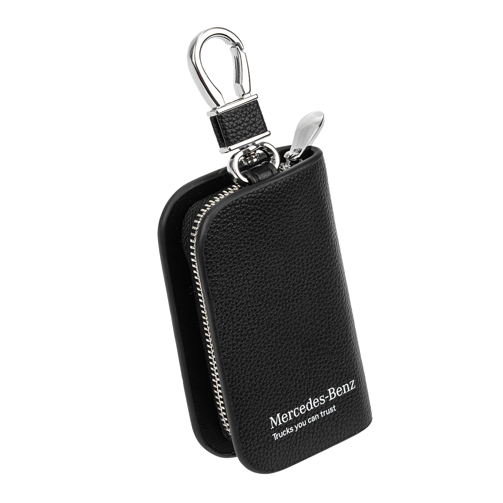 Pochette à clés en cuir Mercedes-Benz Trucks noire avec fermeture éclair et logo textuel embossé, vue latérale.