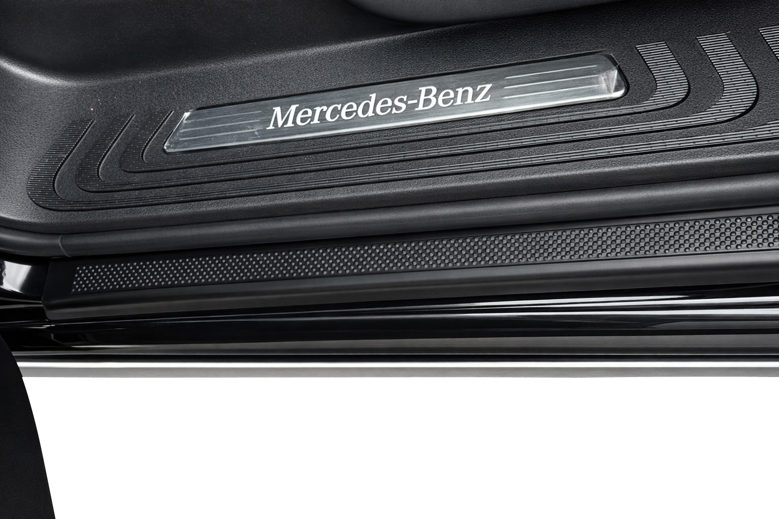 Horizontale Detailansicht der montierten Weyer PUR‑Einstiegsleiste im Einstiegsbereich des Mercedes‑Benz Viano/Vito/V‑Klasse (W639/W447)