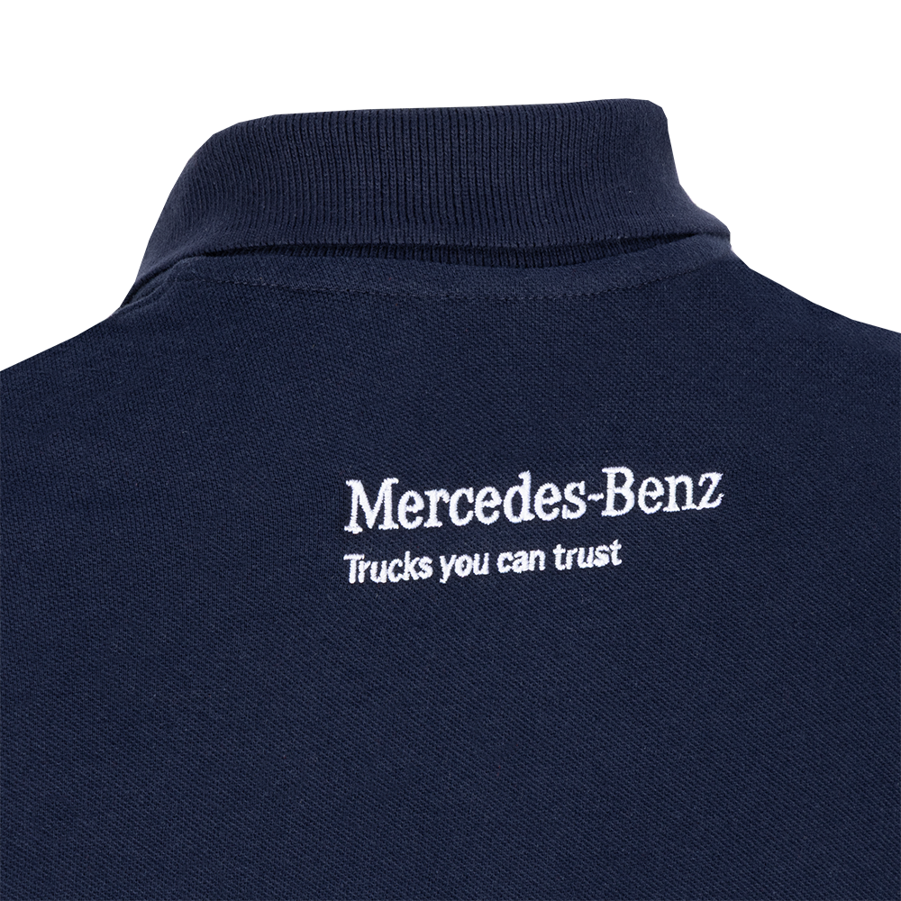Détail col arrière avec logo Mercedes-Benz Trucks, polo femme bleu marine