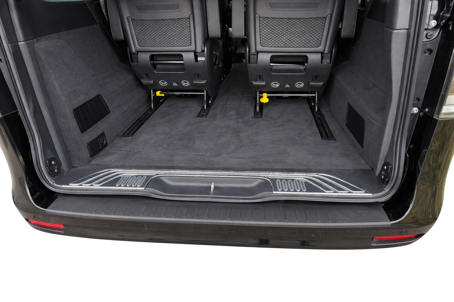 Innenansicht der gesamten Ladekante des Mercedes‑Benz V‑Klasse/Vito (W447) mit montiertem Weyer PUR‑Ladekantenschutz