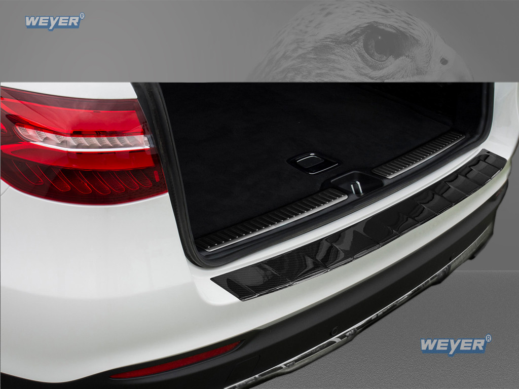 Vue arrière diagonale gauche du Mercedes‑Benz GLC (X253, 2015–07/2022) avec la protection de seuil Weyer en véritable carbone installée