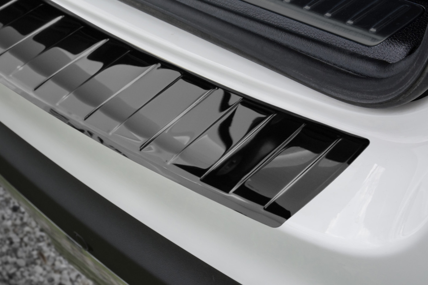 Schräg‑oben‑Detail des montierten Weyer Edelstahl Ladekantenschutzes schwarz hochglanz am Mercedes‑Benz GLC (X253, 2015–07/2022)