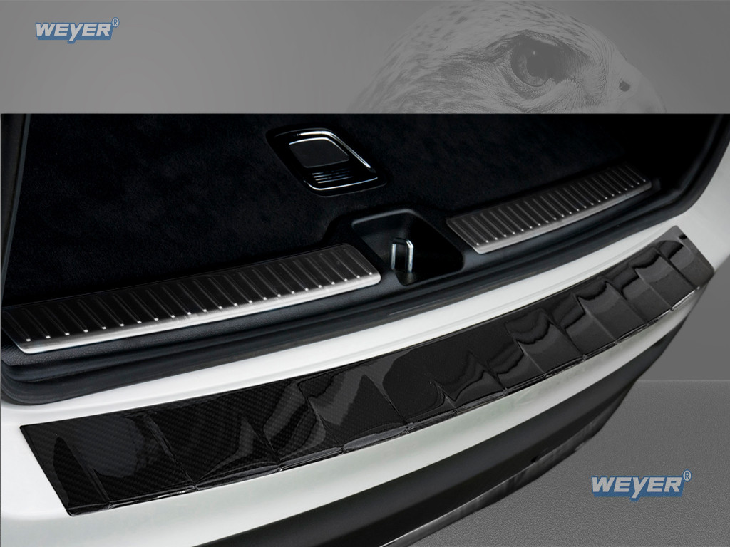 Vue détaillée du seuil de chargement Weyer en véritable carbone installé sur Mercedes‑Benz GLC (X253, 2015–07/2022), prise en angle supérieur