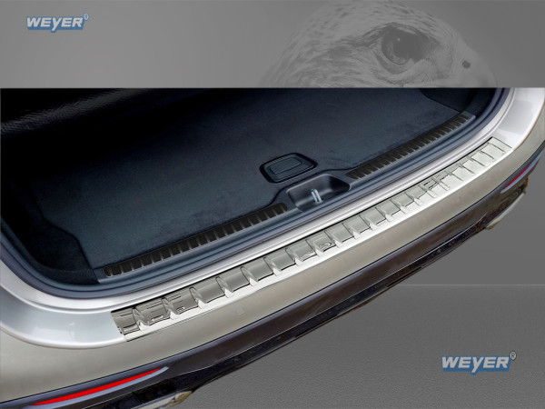 Detail of the protector at the inner loading edge of the Mercedes-Benz GLC X254 – WEYER Super Mirror